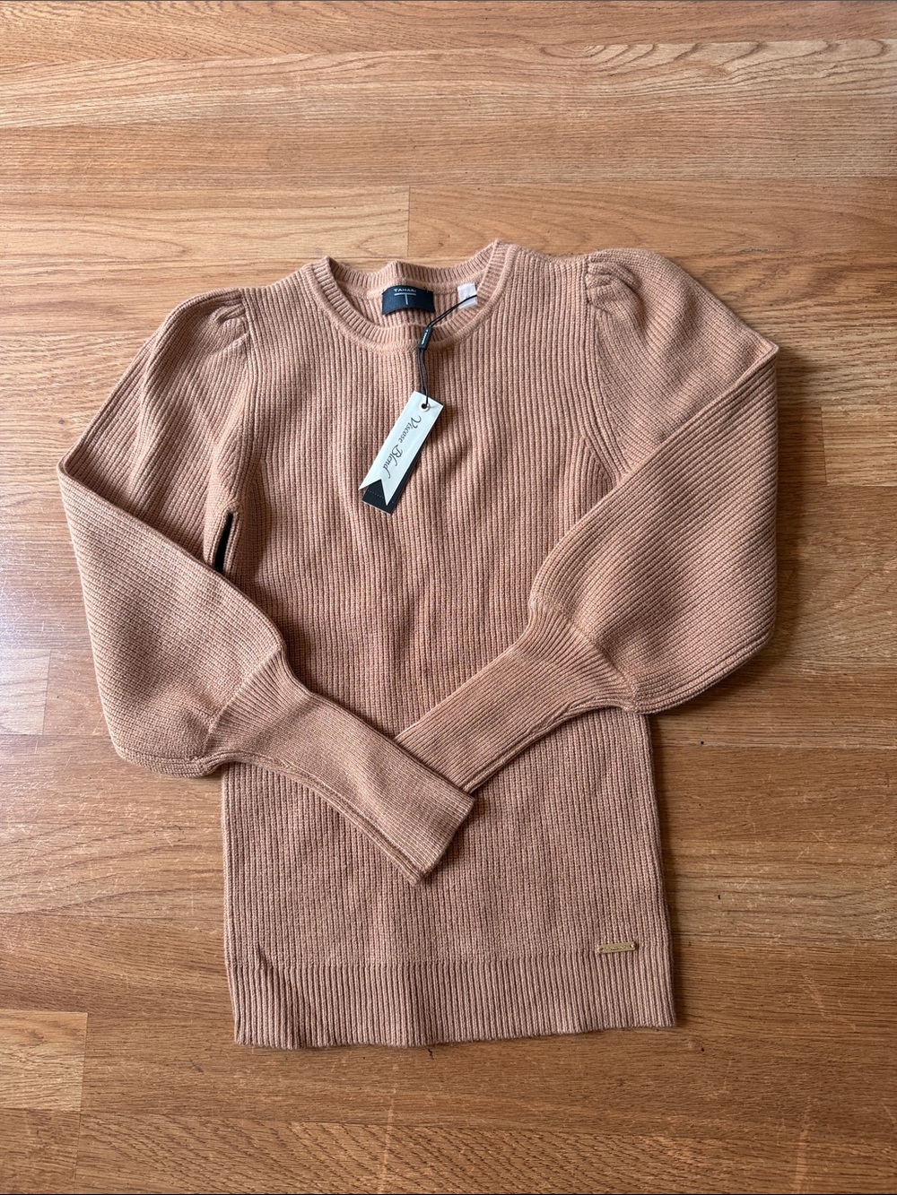 T Tahari Ribbed Crew Sweater blouse in Camel